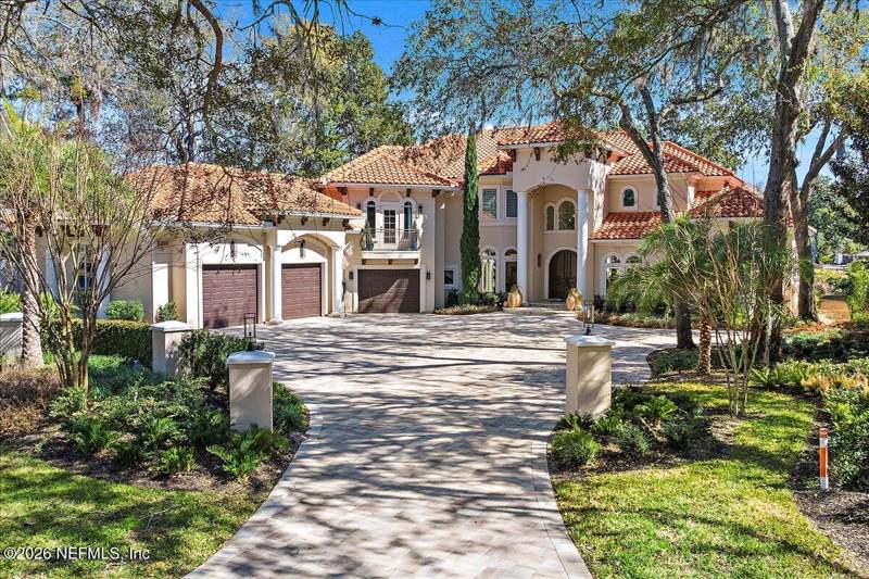 4 bedroom Single Family Residence at 821 Queens Harbor Boulevard, Queens Harbour Cc, Jacksonville — photo 2