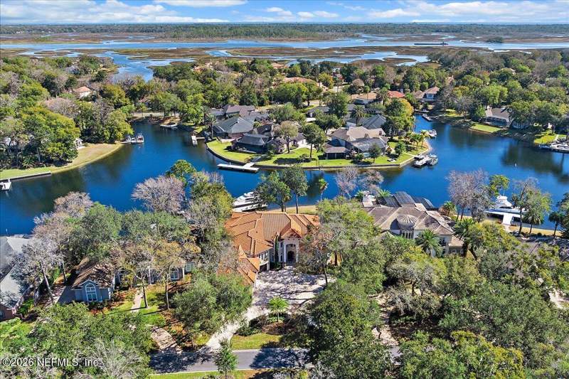 4 bedroom Single Family Residence at 821 Queens Harbor Boulevard, Queens Harbour Cc, Jacksonville — photo 3