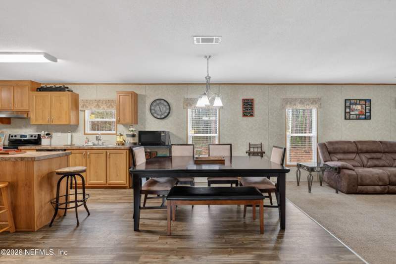 4 bedroom Mobile Home at 5110 Huntington Court, Blue Jay, Middleburg — photo 5