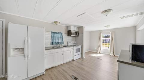 5827 Jason Drive, Jacksonville FL - photo 10 of 35