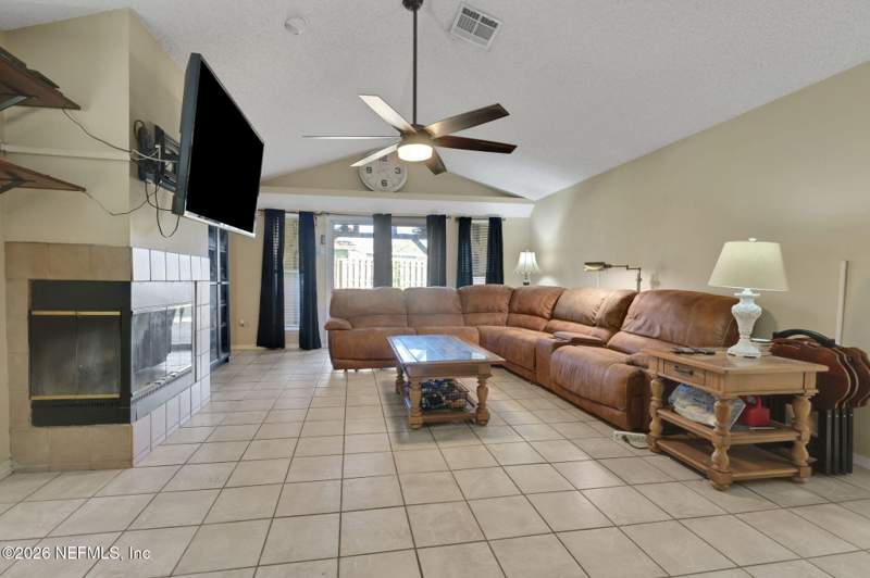 3 bedroom Single Family Residence at 8457 Sugartree Drive, Argyle/chimney Lakes, Jacksonville — photo 4