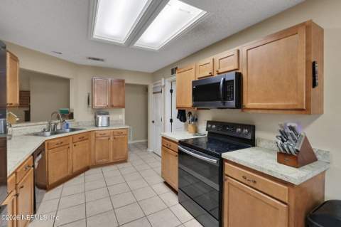 8457 Sugartree Drive, Jacksonville FL - photo 9 of 30