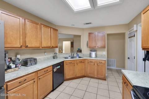 8457 Sugartree Drive, Jacksonville FL - photo 6 of 30