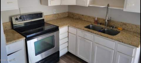 8524 Howell Drive, Jacksonville FL - photo 10 of 20