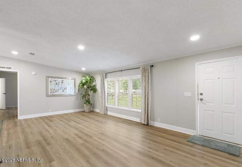 5 bedroom Mobile Home at 10269 Grayson Street, Jax Heights, Jacksonville — photo 2