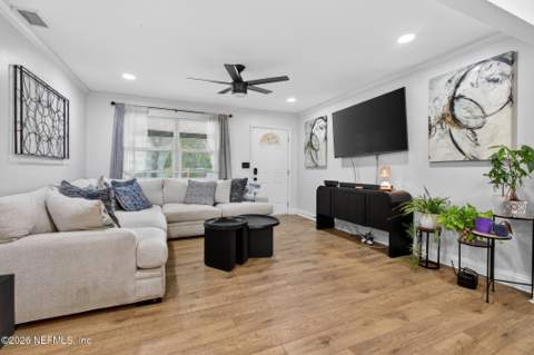 6258 Alexon Drive, Jacksonville FL - photo 9 of 40