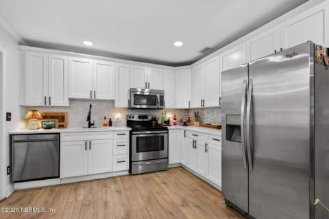 6258 Alexon Drive, Jacksonville FL - photo 10 of 40