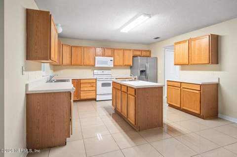 8190 Foxdale Drive, Jacksonville FL - photo 8 of 40
