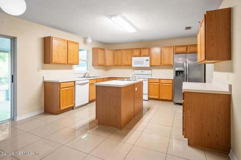 8190 Foxdale Drive, Jacksonville FL - photo 9 of 40