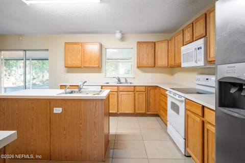 8190 Foxdale Drive, Jacksonville FL - photo 10 of 40