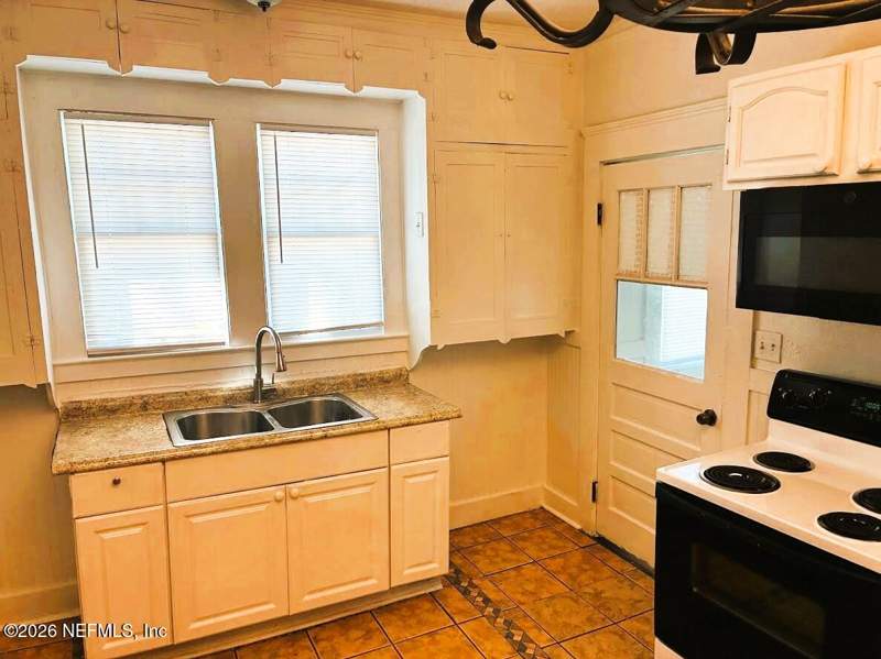 4 bedroom Single Family Residence at 2036 Moncrief Road, Hendersonville, Jacksonville — photo 5