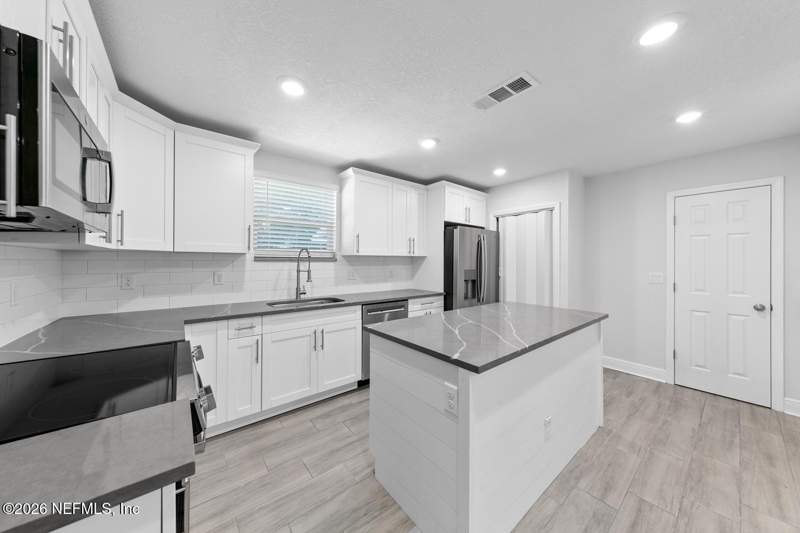 3 bedroom Single Family Residence at 9811 Ridge Blvd Boulevard, Edmondsons Beverly, Jacksonville — photo 5