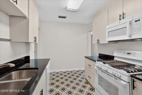 5503 Lakewood Circle, Jacksonville FL - photo 14 of 49