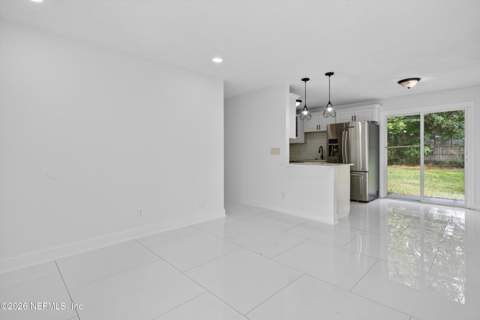 7028 Lincoln Circle, Jacksonville FL - photo 6 of 33