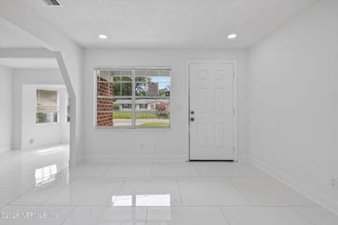 7028 Lincoln Circle, Jacksonville FL - photo 8 of 33