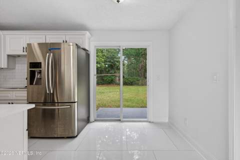 7028 Lincoln Circle, Jacksonville FL - photo 12 of 33