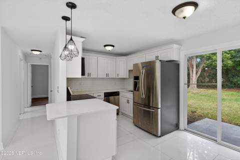 7028 Lincoln Circle, Jacksonville FL - photo 13 of 33