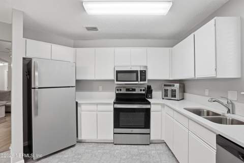 8133 Morristown Trail, Jacksonville FL - photo 9 of 30