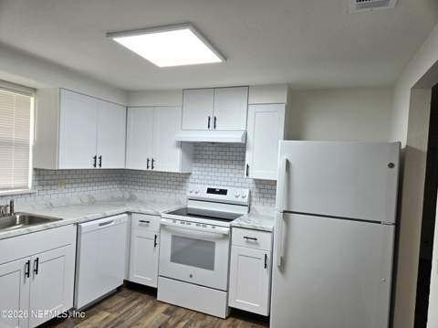 7056 Sonora Drive, Jacksonville FL - photo 8 of 22