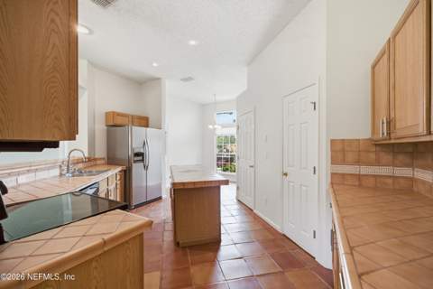 6112 Winding Bridge Drive, Jacksonville FL - photo 10 of 33