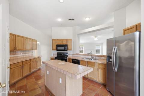 6112 Winding Bridge Drive, Jacksonville FL - photo 9 of 33