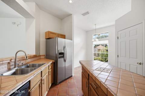 6112 Winding Bridge Drive, Jacksonville FL - photo 11 of 33
