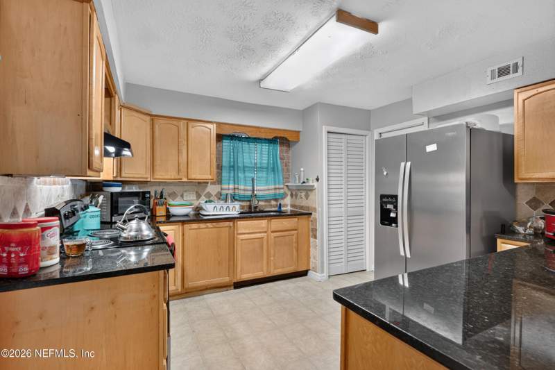 4 bedroom Single Family Residence at 6191 Hill View Court, Enchanted Park, Jacksonville — photo 3