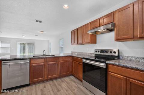 7082 Plymouth Grove Court, Jacksonville FL - photo 10 of 40