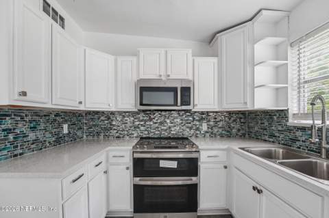 6740 Yvonne Lane, Jacksonville FL - photo 17 of 40