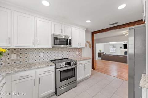 6144 Robbins Circle, Jacksonville FL - photo 9 of 27