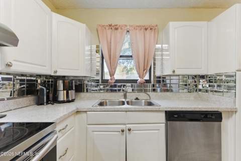 4942 Doncaster Avenue, Jacksonville FL - photo 7 of 21