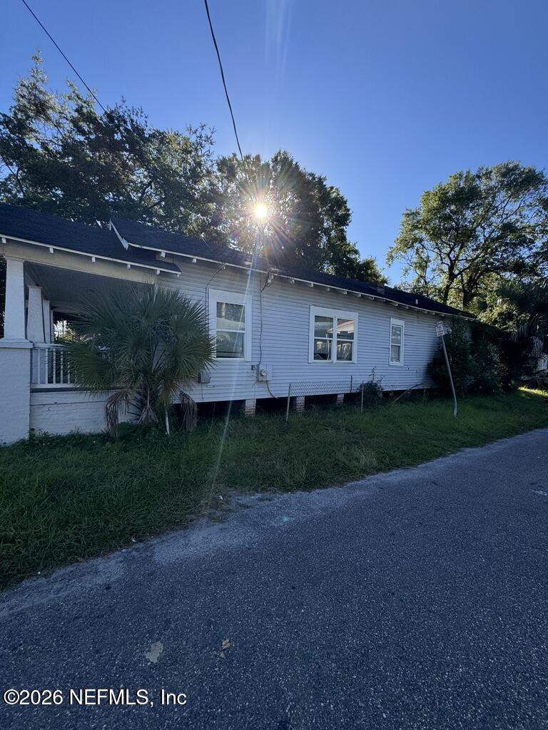 2 bedroom Single Family Residence at 1050 W 8th Street, Hendersonville, Jacksonville — photo 2