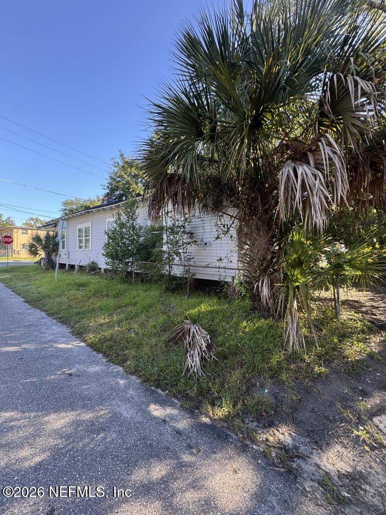 2 bedroom Single Family Residence at 1050 W 8th Street, Hendersonville, Jacksonville — photo 3