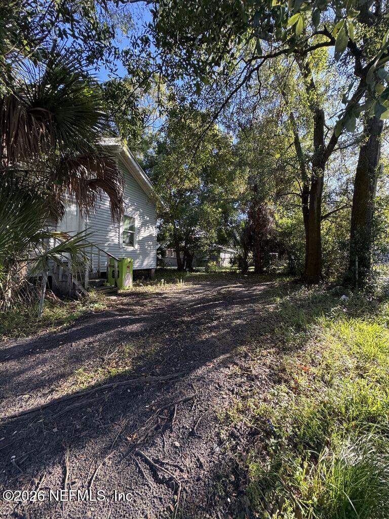 2 bedroom Single Family Residence at 1050 W 8th Street, Hendersonville, Jacksonville — photo 4