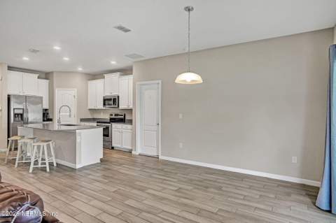 7001 Bowers Creek Drive, Jacksonville FL - photo 8 of 24