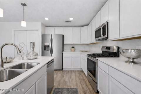 8039 Osteen Street, Jacksonville FL - photo 7 of 36