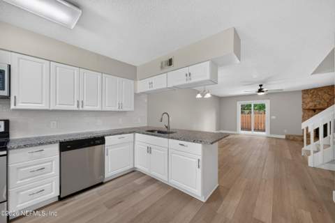 4323 Windergate Drive, Jacksonville FL - photo 8 of 34