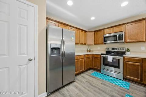 6033 Peeler Road, Jacksonville FL - photo 9 of 28