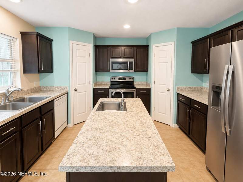 4 bedroom Single Family Residence at 7249 Oxfordshire Avenue, St James Place, Jacksonville — photo 5