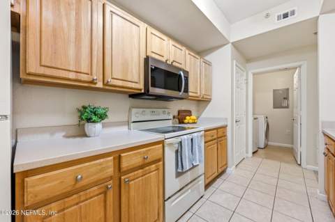 10075 Gate Parkway #305, Jacksonville FL - photo 8 of 33