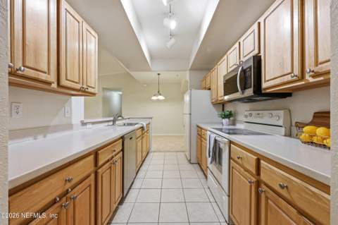 10075 Gate Parkway #305, Jacksonville FL - photo 6 of 33