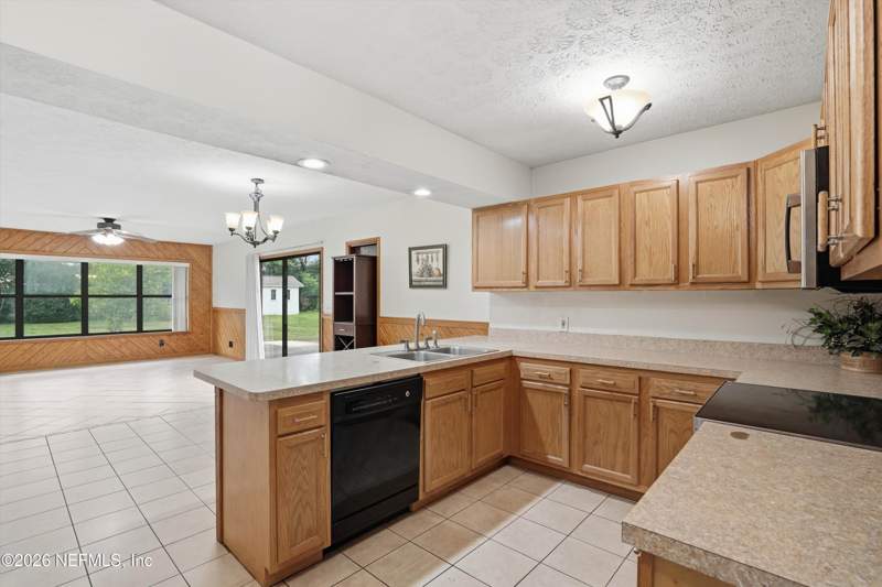 4 bedroom Single Family Residence at 6258 Spring Forest Circle, Spring Forest, Jacksonville — photo 4