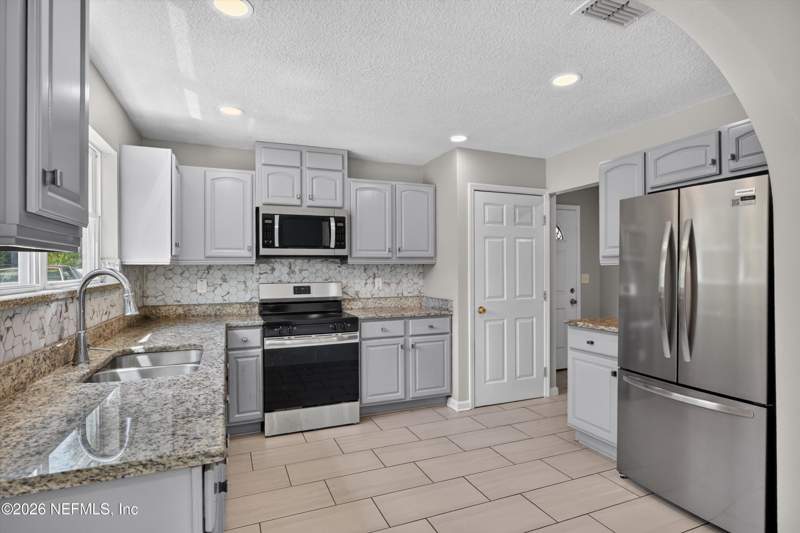3 bedroom Single Family Residence at 7015 Miss Muffet Lane, Cedar Hills Estates, Jacksonville — photo 2