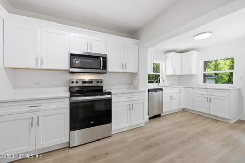 4242 Pinewood Avenue, Jacksonville FL - photo 9 of 46