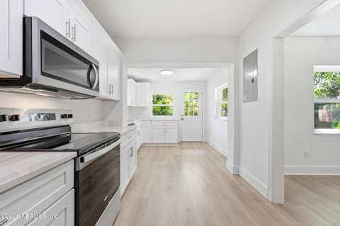4242 Pinewood Avenue, Jacksonville FL - photo 13 of 46