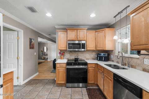 12533 Remler Drive, Jacksonville FL - photo 10 of 33