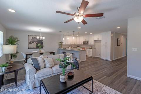 8239 Berry Avenue, Jacksonville FL - photo 10 of 22