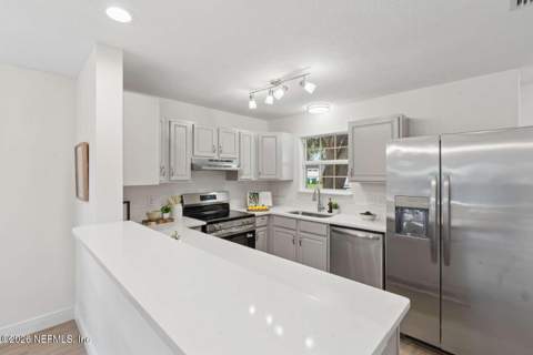 635 6th Avenue, Jacksonville Beach FL - photo 9 of 25