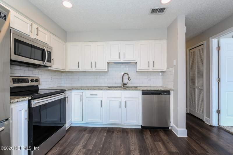 3 bedroom Single Family Residence at 2437 Oakview Drive, Summer Trees, Jacksonville — photo 5