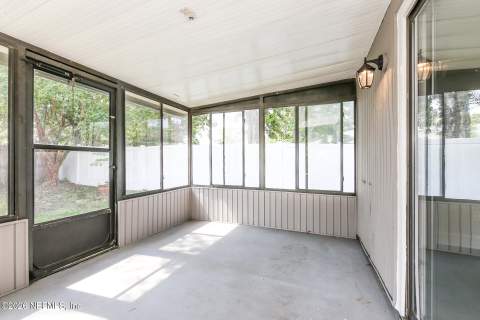 2437 Oakview Drive, Jacksonville FL - photo 8 of 22